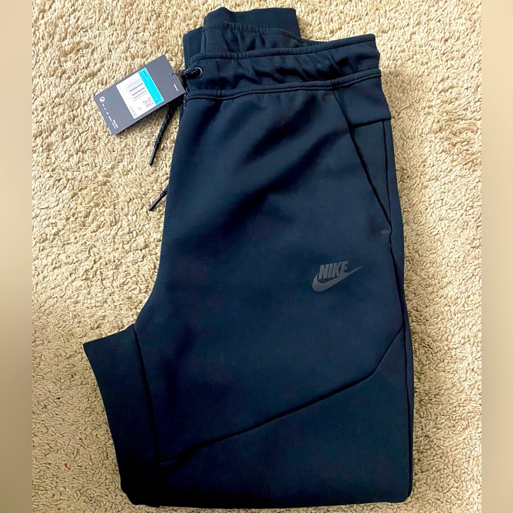 Brand “NWT” Nike Tech Pants 👖 Sz Medium Color Black ✔️